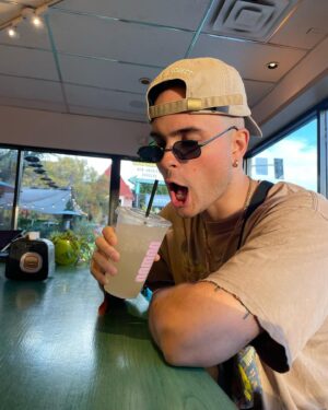 Augusto Schuster Instagram - Cuando agarra sed 🥤🍔🌱