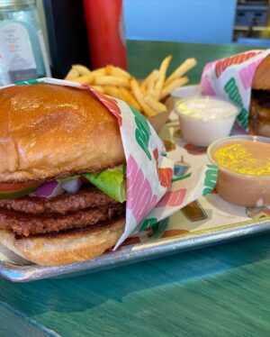 Augusto Schuster Instagram - Cuando agarra sed 🥤🍔🌱