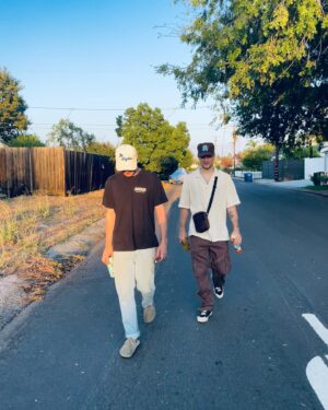 Augusto Schuster Instagram - Siempre es distinto recibir el cumpleaños, nunca he sido de celebrarlo, los vivo generalmente desde un lado mas nostálgico.. Pero es imposible no agradecer por la gente que me rodea hoy y me hace sentir tanto amor! Y personas especiales que me hacen sentir en una celebración todos los dias ❤️ @ca.mjla Gracias a todxs x los saludos y todo el cariñoo!! 31 y vamos x más!! 🥳🎈