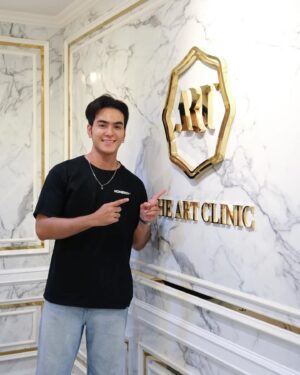 Aukkarat Jittasiri Instagram - วันนี้เข้ามาทำโปรแกรม Fresh Zell ที่ @theartclinicaesthetics เป็นตัวช่วยดูแลผิวเน้นฟื้นฟู กระตุ้นเซลล์ข้างในให้ทำงานมากขึ้น ซ่อมแซมและกระตุ้นการสร้างคอลลาเจนได้รวดเร็ว ช่วยบำรุงผิวแห้ง ลดเลือนริ้วรอยที่เกิดจากสิว ลดเลือนฝ้ากระจุดด่างดำ และทำให้ผิวแข็งแรงอีกด้วย ✨💕 
#theartclinic #freshzell #freshzelltheartclinic
