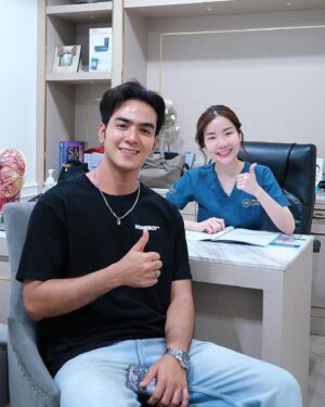Aukkarat Jittasiri Instagram - วันนี้เข้ามาทำโปรแกรม Fresh Zell ที่ @theartclinicaesthetics เป็นตัวช่วยดูแลผิวเน้นฟื้นฟู กระตุ้นเซลล์ข้างในให้ทำงานมากขึ้น ซ่อมแซมและกระตุ้นการสร้างคอลลาเจนได้รวดเร็ว ช่วยบำรุงผิวแห้ง ลดเลือนริ้วรอยที่เกิดจากสิว ลดเลือนฝ้ากระจุดด่างดำ และทำให้ผิวแข็งแรงอีกด้วย ✨💕 
#theartclinic #freshzell #freshzelltheartclinic