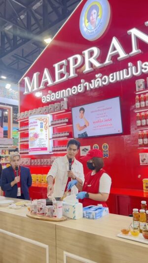 Aukkarat Jittasiri Instagram - พ่อครัวคนนี้เป็นของคุณนะ 😋💕 วันนี้มาทำสปาเก็ตตี้ต้มยำกุ้ง รังสรรค์เมนูจากวัตถุดิบคุณภาพจาก “แม่ประนอม” พระเอกของจานนี้ที่ขาดไม่ได้เลย น้ำพริกเผาไทยสูตรผสมต้มยำ ตราแม่ประนอม 👍🏻 @maepranombrand 
.
#แม่ประนอม #น้ำจิ้มไก่แม่ประนอม #น้ำพริกเผาไทยแม่ประนอม #thaifex #thaifexanugaasia2024 #impact #ThaifexAnugaAsia2024 #Thaifex2024 #THAIFEXAnuga #THAIFEXAnugaAsia #thaifex #FoodandBeverage #FoodTradeShow #งานแสดงสินค้าอาหารและเครื่องดื่ม