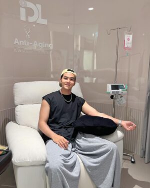 Aukkarat Jittasiri Instagram - ครบจบในที่เดียว @idlantiagingcenter จัดให้ ทรีตเมนต์หน้าใส เลเซอร์หนวดเคราคาง เติมวิตามินให้ผิว มาส์กหน้า ขอดูแลตัวเองนิดนึง พิษแดดทำร้าย 😍🩵