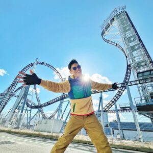 Aulion Instagram - Tahun 2011 sering banget tiap pulang sekolah nontonin video roller coaster di youtube. Salah satunya roller coaster ini, Takabisha namanya. Salah satu yg masuk rekor dunia dengan coaster tercuram yang lokasinya ada di Fuji Q Highland, Jepang. 

Gak nyangka sekarang udah ke-5 kalinya ke theme park ini & kalo ditotal udah naikin Takabisha 16 kali 😆 Idola coaster jaman dulu yang ternyata bisa dinikmatin di kemudian hari. Dulu cuma mimpi, sekarang jadi kenyataan. Percaya dulu aja, semua bisa kok!