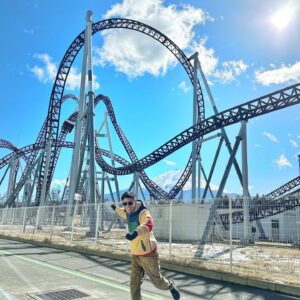 Aulion Instagram - Tahun 2011 sering banget tiap pulang sekolah nontonin video roller coaster di youtube. Salah satunya roller coaster ini, Takabisha namanya. Salah satu yg masuk rekor dunia dengan coaster tercuram yang lokasinya ada di Fuji Q Highland, Jepang. 

Gak nyangka sekarang udah ke-5 kalinya ke theme park ini & kalo ditotal udah naikin Takabisha 16 kali 😆 Idola coaster jaman dulu yang ternyata bisa dinikmatin di kemudian hari. Dulu cuma mimpi, sekarang jadi kenyataan. Percaya dulu aja, semua bisa kok!