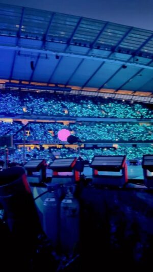 Aulion Instagram - Baru paham alasan kenapa konser Coldplay sangat dinanti-nanti, banyak yg ngejar tiketnya, dan sampe ada yang rela beli tiket di calo yg mahal banget. Karena emang se-magical itu 🥹

Iya ini gue nontonnya beneran sendirian banget, di kampungnya mereka di UK. Masih gak nyangka beneran dapet di paling depan banget. Entah kenapa baru dua lagu udah nangis karena seneng, sampe diketawain security depan gue & sampe dikasih permen & gelang sama Ibu-ibu di samping gue. Pengalaman yang… yaampun, gatau lagi mau ngetik apa 😭