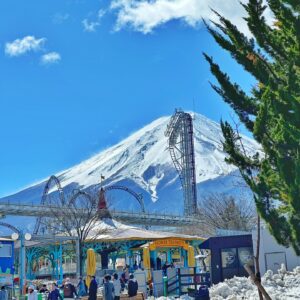 Aulion Instagram - Tahun 2011 sering banget tiap pulang sekolah nontonin video roller coaster di youtube. Salah satunya roller coaster ini, Takabisha namanya. Salah satu yg masuk rekor dunia dengan coaster tercuram yang lokasinya ada di Fuji Q Highland, Jepang. 

Gak nyangka sekarang udah ke-5 kalinya ke theme park ini & kalo ditotal udah naikin Takabisha 16 kali 😆 Idola coaster jaman dulu yang ternyata bisa dinikmatin di kemudian hari. Dulu cuma mimpi, sekarang jadi kenyataan. Percaya dulu aja, semua bisa kok!