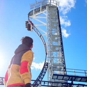 Aulion Instagram - Tahun 2011 sering banget tiap pulang sekolah nontonin video roller coaster di youtube. Salah satunya roller coaster ini, Takabisha namanya. Salah satu yg masuk rekor dunia dengan coaster tercuram yang lokasinya ada di Fuji Q Highland, Jepang. 

Gak nyangka sekarang udah ke-5 kalinya ke theme park ini & kalo ditotal udah naikin Takabisha 16 kali 😆 Idola coaster jaman dulu yang ternyata bisa dinikmatin di kemudian hari. Dulu cuma mimpi, sekarang jadi kenyataan. Percaya dulu aja, semua bisa kok!