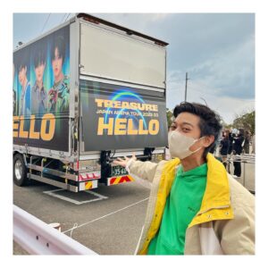 Aulion Instagram - Ini emang agak sulit dipercaya sih, karena gue aja kayak “kok bisa??” 💎 Jadi kan gue suka lagu-lagunya Treasure ya, nah setiap trip ke Jepang selalu gak sengaja di hari mereka konser di Jepang 🫨

Tau konsernya itu pas udah beberapa hari mau terbang. Nah, ini mayan challenging ternyata. Karena system ticketing di Jepang rapih banget, jadi gak ada tiket calo / third party gitu (mungkin ada, cuman gue ga nemu / ga berani). Mereka jual tiketnya official di app Anypass, semua penjualan tiket cuma dari app ini. Jadi, kalo ada yg batal nonton & mau jual tiketnya, ya cuma di app ini. NAH, satu-satunya cara gue dapetin tiketnya adalah nunggu orang batal nonton & jual tiketnya 🥲 mengingat tiketnya sold out mulu, jadi kesempatannya kecil.

Yang lebih ngeselinnya lagi, beli tiket bekasan orang aja tuh war juga ternyata. Setiap muncul ada yg jual, langsung sold out lagi. Jadi.. cara gue adalah refresh app nya terus-terusan sampe ada yg jual 🙃 TERUS ada satu waktu dimana gue kebangun dari tidur jam 1 pagi, entah reflek buka app nya dan ternyata ada 1 tiket available 🤯🤯 kayak.. HAH DAPET NIH?!

yg menariknya, tiap tiket itu kan gacha gitu ya, jadi seatnya random. Ternyata gue dapet seat yg viewnya sama kayak konser sebelumnya. Jadi makin heran 🤯 anyway, love the concert sooo much. it’s always worth it. Semoga nonton Alex lagi di Jakarta!