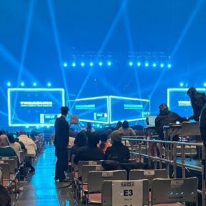 Aulion Instagram - Ini emang agak sulit dipercaya sih, karena gue aja kayak “kok bisa??” 💎 Jadi kan gue suka lagu-lagunya Treasure ya, nah setiap trip ke Jepang selalu gak sengaja di hari mereka konser di Jepang 🫨

Tau konsernya itu pas udah beberapa hari mau terbang. Nah, ini mayan challenging ternyata. Karena system ticketing di Jepang rapih banget, jadi gak ada tiket calo / third party gitu (mungkin ada, cuman gue ga nemu / ga berani). Mereka jual tiketnya official di app Anypass, semua penjualan tiket cuma dari app ini. Jadi, kalo ada yg batal nonton & mau jual tiketnya, ya cuma di app ini. NAH, satu-satunya cara gue dapetin tiketnya adalah nunggu orang batal nonton & jual tiketnya 🥲 mengingat tiketnya sold out mulu, jadi kesempatannya kecil.

Yang lebih ngeselinnya lagi, beli tiket bekasan orang aja tuh war juga ternyata. Setiap muncul ada yg jual, langsung sold out lagi. Jadi.. cara gue adalah refresh app nya terus-terusan sampe ada yg jual 🙃 TERUS ada satu waktu dimana gue kebangun dari tidur jam 1 pagi, entah reflek buka app nya dan ternyata ada 1 tiket available 🤯🤯 kayak.. HAH DAPET NIH?!

yg menariknya, tiap tiket itu kan gacha gitu ya, jadi seatnya random. Ternyata gue dapet seat yg viewnya sama kayak konser sebelumnya. Jadi makin heran 🤯 anyway, love the concert sooo much. it’s always worth it. Semoga nonton Alex lagi di Jakarta!