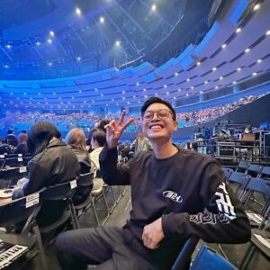 Aulion Instagram - Ini emang agak sulit dipercaya sih, karena gue aja kayak “kok bisa??” 💎 Jadi kan gue suka lagu-lagunya Treasure ya, nah setiap trip ke Jepang selalu gak sengaja di hari mereka konser di Jepang 🫨

Tau konsernya itu pas udah beberapa hari mau terbang. Nah, ini mayan challenging ternyata. Karena system ticketing di Jepang rapih banget, jadi gak ada tiket calo / third party gitu (mungkin ada, cuman gue ga nemu / ga berani). Mereka jual tiketnya official di app Anypass, semua penjualan tiket cuma dari app ini. Jadi, kalo ada yg batal nonton & mau jual tiketnya, ya cuma di app ini. NAH, satu-satunya cara gue dapetin tiketnya adalah nunggu orang batal nonton & jual tiketnya 🥲 mengingat tiketnya sold out mulu, jadi kesempatannya kecil.

Yang lebih ngeselinnya lagi, beli tiket bekasan orang aja tuh war juga ternyata. Setiap muncul ada yg jual, langsung sold out lagi. Jadi.. cara gue adalah refresh app nya terus-terusan sampe ada yg jual 🙃 TERUS ada satu waktu dimana gue kebangun dari tidur jam 1 pagi, entah reflek buka app nya dan ternyata ada 1 tiket available 🤯🤯 kayak.. HAH DAPET NIH?!

yg menariknya, tiap tiket itu kan gacha gitu ya, jadi seatnya random. Ternyata gue dapet seat yg viewnya sama kayak konser sebelumnya. Jadi makin heran 🤯 anyway, love the concert sooo much. it’s always worth it. Semoga nonton Alex lagi di Jakarta!