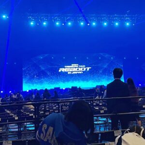 Aulion Instagram - Ini emang agak sulit dipercaya sih, karena gue aja kayak “kok bisa??” 💎 Jadi kan gue suka lagu-lagunya Treasure ya, nah setiap trip ke Jepang selalu gak sengaja di hari mereka konser di Jepang 🫨

Tau konsernya itu pas udah beberapa hari mau terbang. Nah, ini mayan challenging ternyata. Karena system ticketing di Jepang rapih banget, jadi gak ada tiket calo / third party gitu (mungkin ada, cuman gue ga nemu / ga berani). Mereka jual tiketnya official di app Anypass, semua penjualan tiket cuma dari app ini. Jadi, kalo ada yg batal nonton & mau jual tiketnya, ya cuma di app ini. NAH, satu-satunya cara gue dapetin tiketnya adalah nunggu orang batal nonton & jual tiketnya 🥲 mengingat tiketnya sold out mulu, jadi kesempatannya kecil.

Yang lebih ngeselinnya lagi, beli tiket bekasan orang aja tuh war juga ternyata. Setiap muncul ada yg jual, langsung sold out lagi. Jadi.. cara gue adalah refresh app nya terus-terusan sampe ada yg jual 🙃 TERUS ada satu waktu dimana gue kebangun dari tidur jam 1 pagi, entah reflek buka app nya dan ternyata ada 1 tiket available 🤯🤯 kayak.. HAH DAPET NIH?!

yg menariknya, tiap tiket itu kan gacha gitu ya, jadi seatnya random. Ternyata gue dapet seat yg viewnya sama kayak konser sebelumnya. Jadi makin heran 🤯 anyway, love the concert sooo much. it’s always worth it. Semoga nonton Alex lagi di Jakarta!