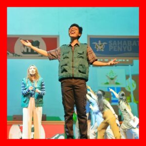 Aulion Instagram - ⭐️MY MUSICAL DEBUT⭐️

Sering banget hadir ke Taman Ismail Marzuki untuk nonton musikal. Setelah kelar & penonton semua udah keluar, cuma ada gue dan bangku kosong yang banyak. Saat itu selalu ngomong dalem hati “Ya Allah, pengeeeeen banget bisa berkarya di sini, cobain bentar aja gapapa”.

Pas pertama kali diajak Andovi main Polarisasi, gue gak langsung jawab karena mikir dulu. Gue takut banget, apalagi gue gak pernah ke ranah akting sama sekali & gue gak pernah nyanyi depan banyak orang. TAKUT BGT. Tapi karena gue tau ini kesempatan gak akan terulang, jadi gue terima meskipun keringet dingin yah. Apalagi gue tau Andovi Jovial kalo bikin karya pasti pake hati. Jadi gue percaya.

Pas baca scriptnya, loh kok Rizal / Ical ini gue banget. Kreatif, cukup goblok, innocent & kasian (Maaf, Cal). Demi Allah & demi apapun gue gak expect Rizal sering diketawain penonton 😭 gue bingung “kok pada ketawa sih? emg lucu ya?”, pas nanya Andovi Kajo & Bintang, katanya “nah, ini nih the real Rizal. Justru itu, lo emang ga niat ngelucu, biarin aja lo bingung”. Huhu ampe sekarang pun gue ga paham Rizal lucunya dimana 😭 mungkin oke deh ketawa kecil gapapa, tapi ini ketawa sampe tepuk tangan yaampun gue shock beneran. 

Selama gue berkarya, ini jadi one of my most memorable works sih. Karena orang-orangnya baik banget, mulai dari directornya, cast & dancers, musician, stage crew, MUA, sound, tech, semua yg di belakang layar tuh baik banget. Ditambah lagi penontonnya juga baik bangeet, apresiasinya tanpa henti. Bersyukur akhirnya ngerasain keajaiban panggung dan itu nyata adanya. 

“SEMUA ORANG PASTI SUKA, SEMUA ORANG PASTI PENGEN ✨TUMBUH TERUS✨”

Gue seneng banget bisa tumbuh terus bareng semua orang yang ada di mahakarya ini. Terima kasih banyak 🥹 Masyaallah Tabarakallah.

Rizal izin pamit yaa 🙏🏼 @polarisasimusikal

photo by @rifkyprasetia @bayu.ramanda1