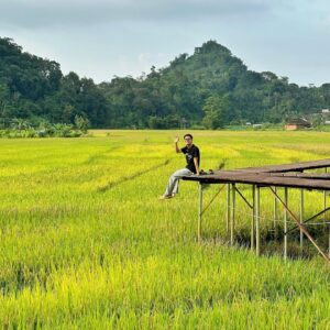 Aulion Instagram - ⭐️Pulang Kampung ⭐️ Kalo udah di Temanggung, siapa yang mau pulang? Udah adem, asri, bikin lupa waktu. Gak cuma dingin, tapi hangatnya sambutan orang-orangnya.

Ternyata banyak banget yang bisa dieksplor yah, kayaknya kemarin baru 5% dari Temanggung deh 🤣 berarti next time harus lebih keliling-keliling ya buar nikmatin Temanggung sepenuhnya~ Lagipula saat ini fokusnya ketemu keluarga aja sih, bahkan sempet jaga toko! Jadi gak sabar buat planning jalan-jalan lagi di sini. Ada yang orang Temanggung? Ada rekomendasi gak?
