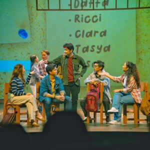 Aulion Instagram - ⭐️MY MUSICAL DEBUT⭐️

Sering banget hadir ke Taman Ismail Marzuki untuk nonton musikal. Setelah kelar & penonton semua udah keluar, cuma ada gue dan bangku kosong yang banyak. Saat itu selalu ngomong dalem hati “Ya Allah, pengeeeeen banget bisa berkarya di sini, cobain bentar aja gapapa”.

Pas pertama kali diajak Andovi main Polarisasi, gue gak langsung jawab karena mikir dulu. Gue takut banget, apalagi gue gak pernah ke ranah akting sama sekali & gue gak pernah nyanyi depan banyak orang. TAKUT BGT. Tapi karena gue tau ini kesempatan gak akan terulang, jadi gue terima meskipun keringet dingin yah. Apalagi gue tau Andovi Jovial kalo bikin karya pasti pake hati. Jadi gue percaya.

Pas baca scriptnya, loh kok Rizal / Ical ini gue banget. Kreatif, cukup goblok, innocent & kasian (Maaf, Cal). Demi Allah & demi apapun gue gak expect Rizal sering diketawain penonton 😭 gue bingung “kok pada ketawa sih? emg lucu ya?”, pas nanya Andovi Kajo & Bintang, katanya “nah, ini nih the real Rizal. Justru itu, lo emang ga niat ngelucu, biarin aja lo bingung”. Huhu ampe sekarang pun gue ga paham Rizal lucunya dimana 😭 mungkin oke deh ketawa kecil gapapa, tapi ini ketawa sampe tepuk tangan yaampun gue shock beneran. 

Selama gue berkarya, ini jadi one of my most memorable works sih. Karena orang-orangnya baik banget, mulai dari directornya, cast & dancers, musician, stage crew, MUA, sound, tech, semua yg di belakang layar tuh baik banget. Ditambah lagi penontonnya juga baik bangeet, apresiasinya tanpa henti. Bersyukur akhirnya ngerasain keajaiban panggung dan itu nyata adanya. 

“SEMUA ORANG PASTI SUKA, SEMUA ORANG PASTI PENGEN ✨TUMBUH TERUS✨”

Gue seneng banget bisa tumbuh terus bareng semua orang yang ada di mahakarya ini. Terima kasih banyak 🥹 Masyaallah Tabarakallah.

Rizal izin pamit yaa 🙏🏼 @polarisasimusikal

photo by @rifkyprasetia @bayu.ramanda1