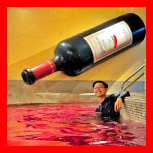 Aulion Instagram - Udah 2 Kali ke sini. Berendem di kolam teh ijo, kolam wine, kolam kopi, kolam sake, kolam-kolam aneh lainnya. Destinasi liburan yang tepat kalo lagi musim dingin di Jepang, karena semua kolamnya anget / panas. Namanya Yunessun Spa World ada di Hakone. Cukup naik kereta 90 menit dari Tokyo, abis itu explore Hakone naik kereta karena estetik banget! Kayaknya musim fall bakal indah banget sih kuning-kuning gituu. Balik lagi yu??