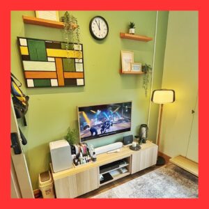 Aulion Instagram - [ RUMAH ] Sehari-hari, urutan aktivitas gue tuh dimulai dari kamar tidur > kamar mandi > studio > kamar mandi > kamar tidur lagi. Supaya otak gak shock dengan ke-warna-warnian ini, jadi gue design ruangan tersebut biar jadi balance.

KAMAR TIDUR: Gue emang sengaja pilih design / style ruangan yang GAK gue banget. Earth tone sejujurnya gue gak suka-suka banget. Tapi gue pengen berasa tidur di tempat lain, kayak lagi di Bali, kayak lagi di Airbnb, kayak bukan di rumah. Supaya vibes yang gue dapet itu tuh kayak liburan, bukan pulang ke rumah.

KAMAR MANDI: Style Mondrian ini adalah transisi menuju studio gue yang warnanya akan brutal warna-warni. Jadi gue kasih sedikit warna di sini.

STUDIO: duarr derr doorr colourful madness. Konsep maximalist ini sangat cocok buat gue kerja sih, mungkin ada yang gak nyaman, tapi i love it! Tapi sebenernya warnanya mendominasi merah biru kuning, warna hijau biasanya dari tanaman aja. Ga ada warna ungu, gak ada warna neon, gak ada warna pink. Bener-bener sesuka itu sama merah biru kuning.