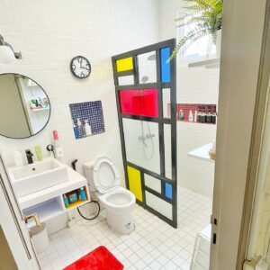 Aulion Instagram - [ RUMAH ] Sehari-hari, urutan aktivitas gue tuh dimulai dari kamar tidur > kamar mandi > studio > kamar mandi > kamar tidur lagi. Supaya otak gak shock dengan ke-warna-warnian ini, jadi gue design ruangan tersebut biar jadi balance.

KAMAR TIDUR: Gue emang sengaja pilih design / style ruangan yang GAK gue banget. Earth tone sejujurnya gue gak suka-suka banget. Tapi gue pengen berasa tidur di tempat lain, kayak lagi di Bali, kayak lagi di Airbnb, kayak bukan di rumah. Supaya vibes yang gue dapet itu tuh kayak liburan, bukan pulang ke rumah.

KAMAR MANDI: Style Mondrian ini adalah transisi menuju studio gue yang warnanya akan brutal warna-warni. Jadi gue kasih sedikit warna di sini.

STUDIO: duarr derr doorr colourful madness. Konsep maximalist ini sangat cocok buat gue kerja sih, mungkin ada yang gak nyaman, tapi i love it! Tapi sebenernya warnanya mendominasi merah biru kuning, warna hijau biasanya dari tanaman aja. Ga ada warna ungu, gak ada warna neon, gak ada warna pink. Bener-bener sesuka itu sama merah biru kuning.