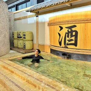 Aulion Instagram - Udah 2 Kali ke sini. Berendem di kolam teh ijo, kolam wine, kolam kopi, kolam sake, kolam-kolam aneh lainnya. Destinasi liburan yang tepat kalo lagi musim dingin di Jepang, karena semua kolamnya anget / panas. Namanya Yunessun Spa World ada di Hakone. Cukup naik kereta 90 menit dari Tokyo, abis itu explore Hakone naik kereta karena estetik banget! Kayaknya musim fall bakal indah banget sih kuning-kuning gituu. Balik lagi yu??