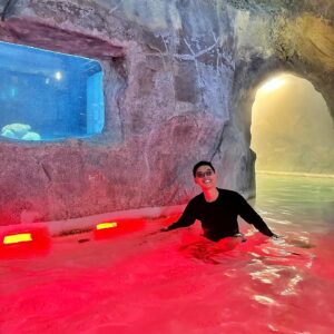 Aulion Instagram - Udah 2 Kali ke sini. Berendem di kolam teh ijo, kolam wine, kolam kopi, kolam sake, kolam-kolam aneh lainnya. Destinasi liburan yang tepat kalo lagi musim dingin di Jepang, karena semua kolamnya anget / panas. Namanya Yunessun Spa World ada di Hakone. Cukup naik kereta 90 menit dari Tokyo, abis itu explore Hakone naik kereta karena estetik banget! Kayaknya musim fall bakal indah banget sih kuning-kuning gituu. Balik lagi yu??