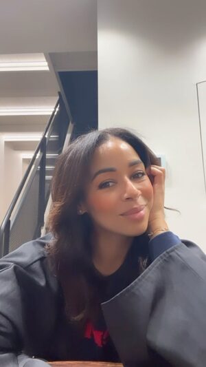 Aurélie Konaté Instagram - Merci @missmag75017 
Toujours ravie de mettre mes cheveux entre tes mains @magali_bradshaw 💖
