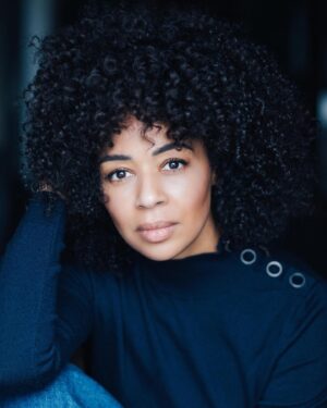 Aurélie Konaté Instagram - Toujours par le talentueux @kev1nantoine @studiojulke 
#photography #photoshoot #comedienne #metisse #afrogirl 
Hair by @clotildehairstylist