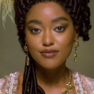 Aurélie Konaté Instagram - Queen Charlotte est enfin disponible sur @netflixfr et j’ai la chance d’être la voix de Lady Agatha Danbury jeune.
Merci Laura Prejean pour ce joli cadeau.
Et bravo à mes partenaires de talent @lexaapage @antoandco ❤️