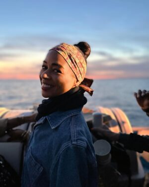 Aurélie Konaté Instagram - Retrouver le sourire l’espace d’un instant…
En mode vacances 
Merci les copains 🫶🏽☀️🫶🏽