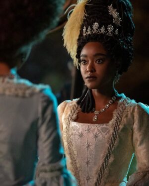 Aurélie Konaté Instagram - Queen Charlotte est enfin disponible sur @netflixfr et j’ai la chance d’être la voix de Lady Agatha Danbury jeune.
Merci Laura Prejean pour ce joli cadeau.
Et bravo à mes partenaires de talent @lexaapage @antoandco ❤️