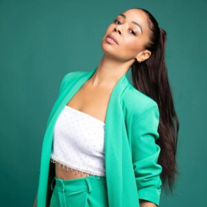 Aurélie Konaté Instagram - 🌟 Annonce spéciale 🌟 : Nous sommes ravis de vous présenter le tout premier vide-dressing en ligne d'Aurélie en collaboration avec Maison Seconde ! 🛍️

Aurélie a sélectionné avec soin une collection unique de pièces de seconde main, chacune racontant une histoire. 💚

Rejoignez-nous sur modz.fr pour découvrir des trésors de mode éthique et donner une seconde vie à des vêtements avec du caractère. 🌈
