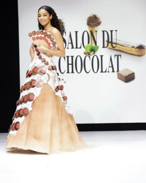 Aurélie Konaté Instagram - Merci @salonduchocolat de m’avoir invitée à défiler pour @mecenatcardiaque 
Merci à toutes les équipes qui participent bénévolement à ce bel événement.
@nathancaillard @denisjullemier @deslischocolat @chrisnael @lionelrouzaud @solener_mua 
📸 by @marwan_photographer 🍫