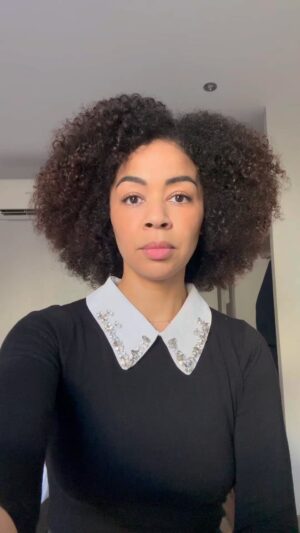 Aurélie Konaté Instagram - La joie des selftape 
Vis ma vie de comédienne.
Merci à mon partenaire @lelievremass pour son aide 🫶🏽🎉
#comedienne #acting #selftape #casting #fourire #actrice #metisse