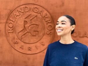 Aurélie Konaté Instagram - Mais quelle journée de folie.
La vie est belle. Profitons de l’instant présent ☀️💕☀️
Merci @lacoste et @chezsimonefr 
#rolandgarros #lacoste #tennis #smile #comedienne #auréliekonaté #metisse #fun #sun
📸 by @josephinejobert_official