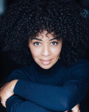 Aurélie Konaté Instagram - Regarder toujours plus loin…
#comedienne #metisse #afrogirl #photoshoot #actress #theatre #dubbing #voice #frenchvoice #masksinger #chanteuse 
Pic by @kev1nantoine hair by @clotildehairstylist