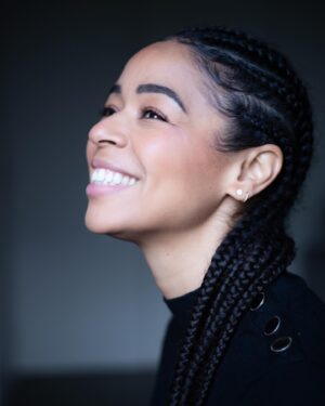 Aurélie Konaté Instagram - New Book comédienne.
Merci @benoit_marechal_photo pour ces belles photos qui me ressemblent vraiment.
#comedienne #metisse #chanteuse #guinee #guineeconakry #bretagne #doublage #voice #tournage #theatre