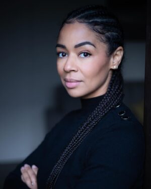 Aurélie Konaté Instagram - New Book comédienne.
Merci @benoit_marechal_photo pour ces belles photos qui me ressemblent vraiment.
#comedienne #metisse #chanteuse #guinee #guineeconakry #bretagne #doublage #voice #tournage #theatre