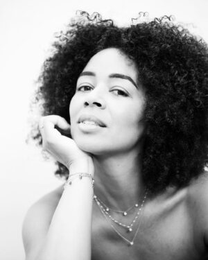 Aurélie Konaté Instagram - Au naturel, sans make up
Un dimanche à la maison…
📸 par le talentueux @benoit_marechal_photo @benoit_marechal 
#nomakeupmakeup #naturelle #photo #noiretblanc #metisse #comedienne #chanteuse #afrogirl