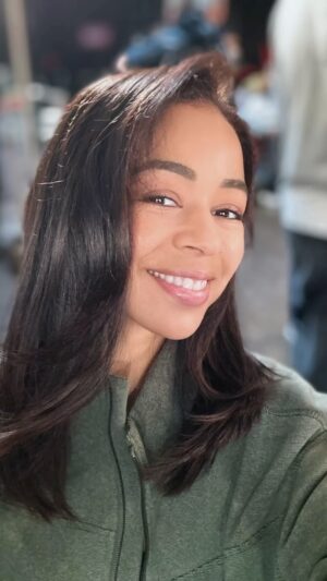 Aurélie Konaté Instagram - Transformation capillaire par le magicien @felix_pgt 
Je vous présente Naomie 
#tournage #comedienne #hair #film #actrice