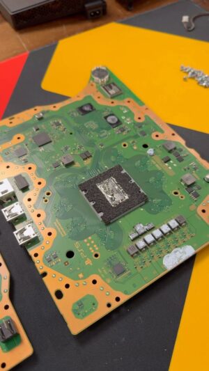 Austin Evans Instagram - The PS5 Slim is very…interesting when it’s torn down.