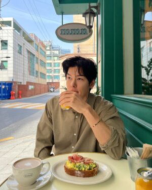 Austin Kang Instagram - ☕️🍃

#Chaumet #BeeMyLove
#쇼메 #비마이러브