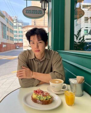 Austin Kang Instagram - ☕️🍃

#Chaumet #BeeMyLove
#쇼메 #비마이러브