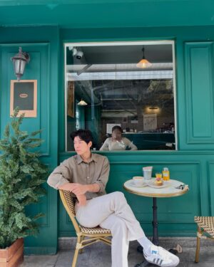 Austin Kang Instagram - ☕️🍃

#Chaumet #BeeMyLove
#쇼메 #비마이러브