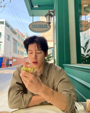 Austin Kang Instagram - ☕️🍃

#Chaumet #BeeMyLove
#쇼메 #비마이러브