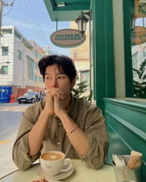 Austin Kang Instagram - ☕️🍃

#Chaumet #BeeMyLove
#쇼메 #비마이러브