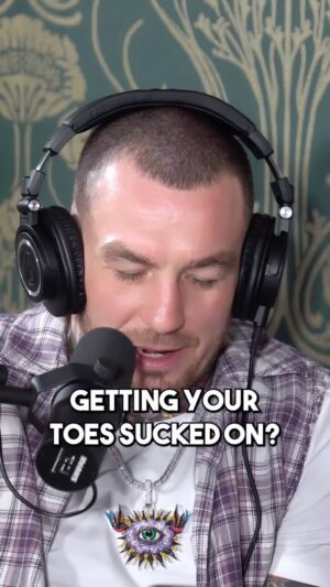 Austin Vanderford Instagram - ‼️ THE FEET FANS STRUCK AGAIN ‼️ 
. 
Listen to @akickasslovestory on YouTube and anywhere you get your podcasts. Links in bio!! 
.
https://youtu.be/qzVnKEgbgQU?si=rjIg0R2oWX1oYzS6