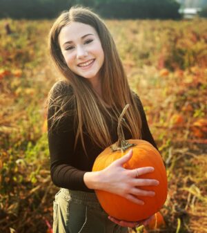 Ava Grace Cooper Instagram - Happy fall! Tomorrow is Halloween and I can’t wait! I hope everyone has a good one!🎃👻