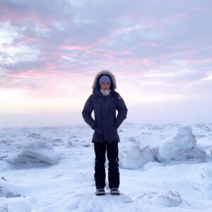 Axel Auriant Instagram - Il a quelques mois, j’étais loin de m’imaginer partir un jour en solitaire sur le cercle polaire arctique… ❄️🤍

Ni faire du stop sous -35 degrés, vivre une alerte à l’Ours Polaire, boire des coups avec des Inuits dans un club de vétérans, toucher l’os du penis d’un morse…