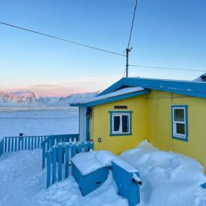 Axel Auriant Instagram - Il a quelques mois, j’étais loin de m’imaginer partir un jour en solitaire sur le cercle polaire arctique… ❄️🤍

Ni faire du stop sous -35 degrés, vivre une alerte à l’Ours Polaire, boire des coups avec des Inuits dans un club de vétérans, toucher l’os du penis d’un morse…