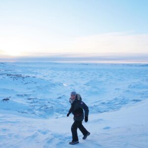 Axel Auriant Instagram - Il a quelques mois, j’étais loin de m’imaginer partir un jour en solitaire sur le cercle polaire arctique… ❄️🤍

Ni faire du stop sous -35 degrés, vivre une alerte à l’Ours Polaire, boire des coups avec des Inuits dans un club de vétérans, toucher l’os du penis d’un morse…