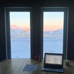 Axel Auriant Instagram - Il a quelques mois, j’étais loin de m’imaginer partir un jour en solitaire sur le cercle polaire arctique… ❄️🤍

Ni faire du stop sous -35 degrés, vivre une alerte à l’Ours Polaire, boire des coups avec des Inuits dans un club de vétérans, toucher l’os du penis d’un morse…